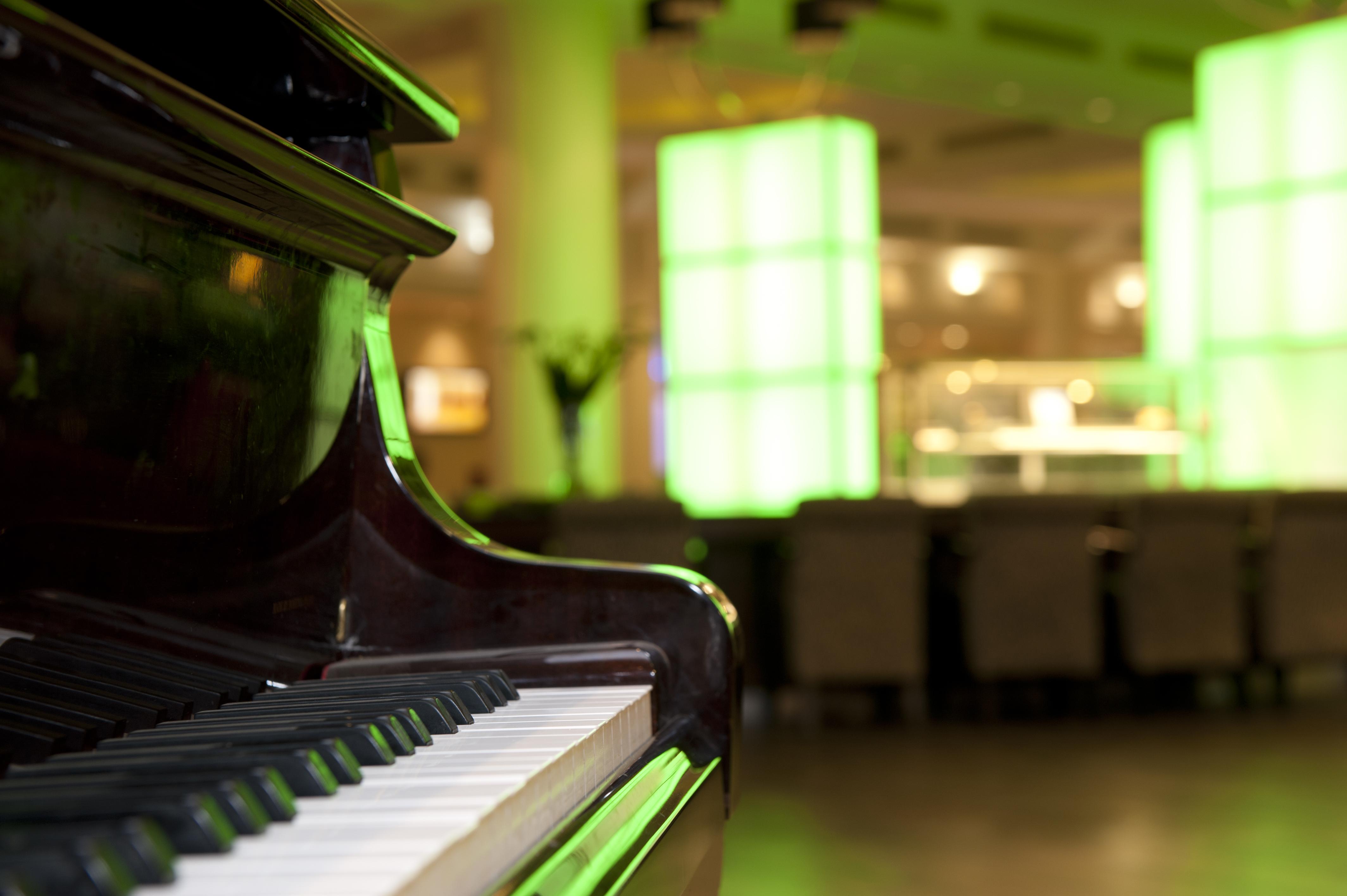 U Magic Palace Eilat Luaran gambar Piano at the Green Room