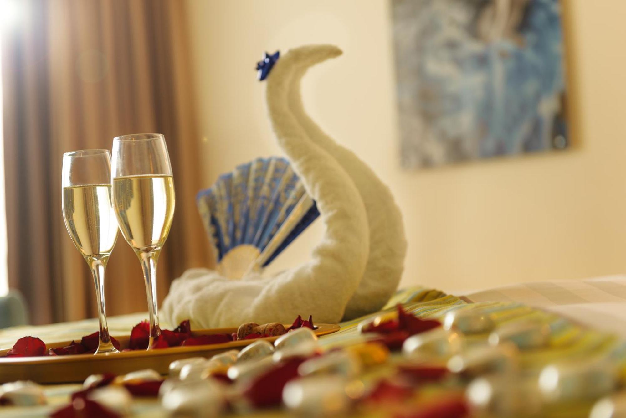 U Magic Palace Eilat Luaran gambar A swan room
